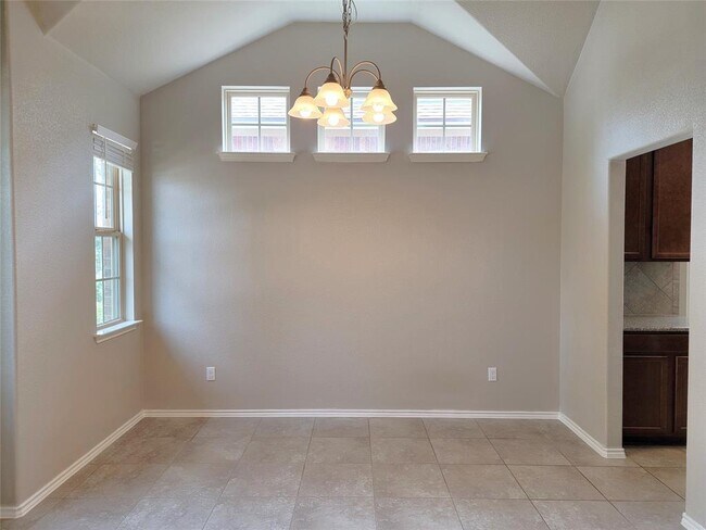 Building Photo - 537 Peregrine Way