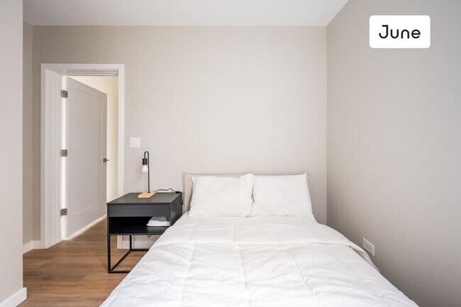 Foto del edificio - ROOM ONLY in 3-bed/3.0-bath Home