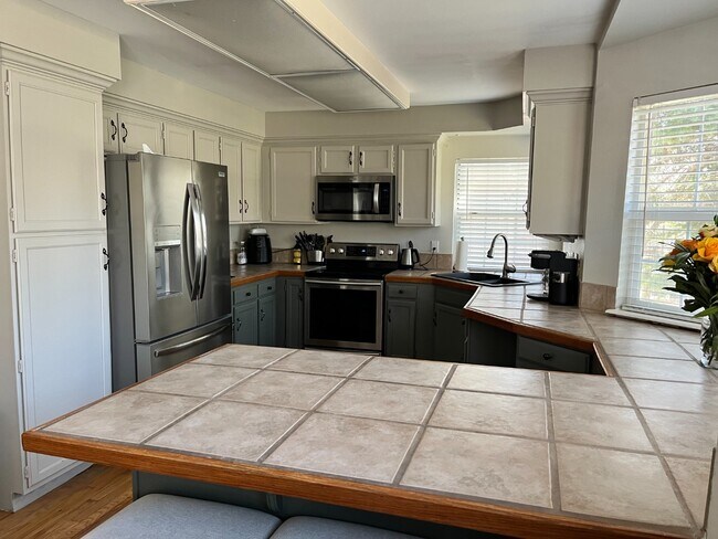 Foto del edificio - Backing to Greenbelt with Pools and Trails...