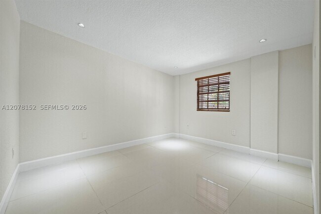 Building Photo - 292 E 55th St