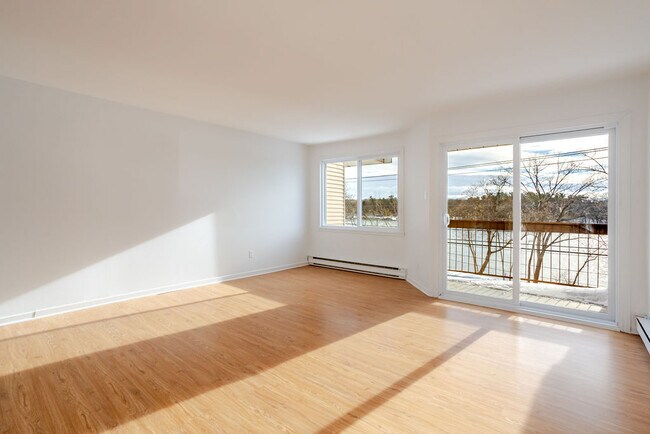 Building Photo - 25-35 Ch Du Richelieu