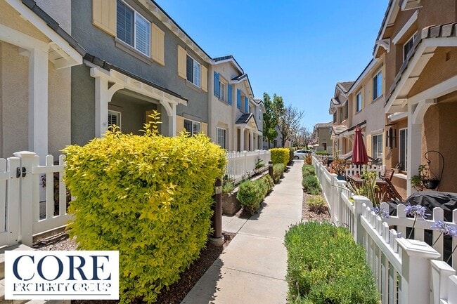 Building Photo - Living the Good Life!!! 3 BR/ 2.5 Bath in Eastlake!