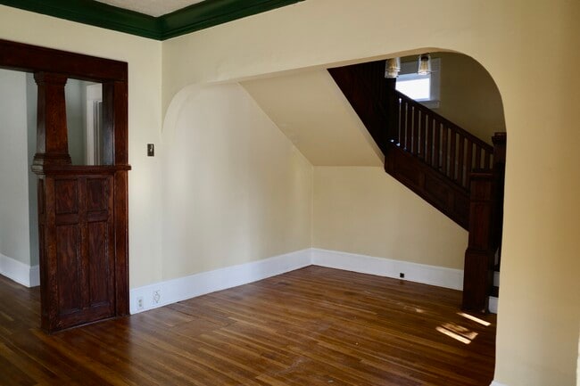 Entryway - 8607 SE Morrison St