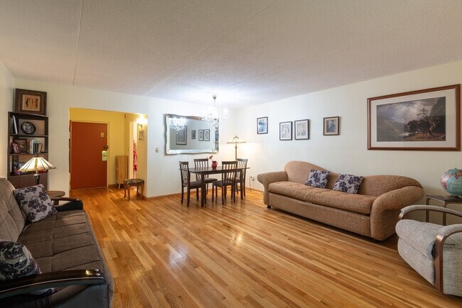 Foto del edificio - 50-56-56 Broadlawn Park
