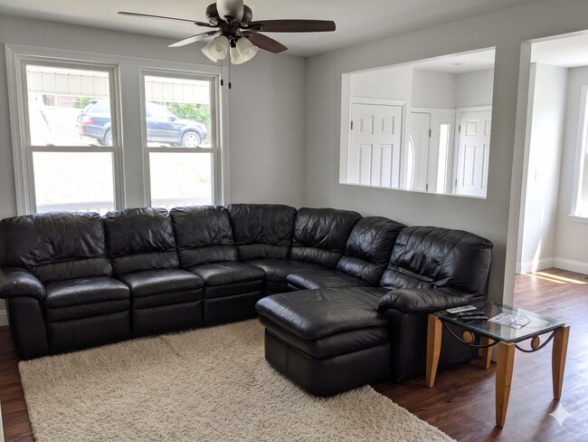 Building Photo - Luxury Rental - South Side