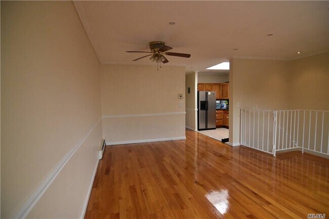 Foto del edificio - 1261 Putnam Ave