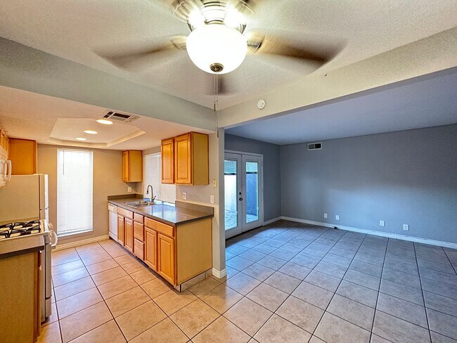 Building Photo - Las Brisas Apt Homes