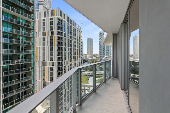 Foto del edificio - 77 SE 5th St
