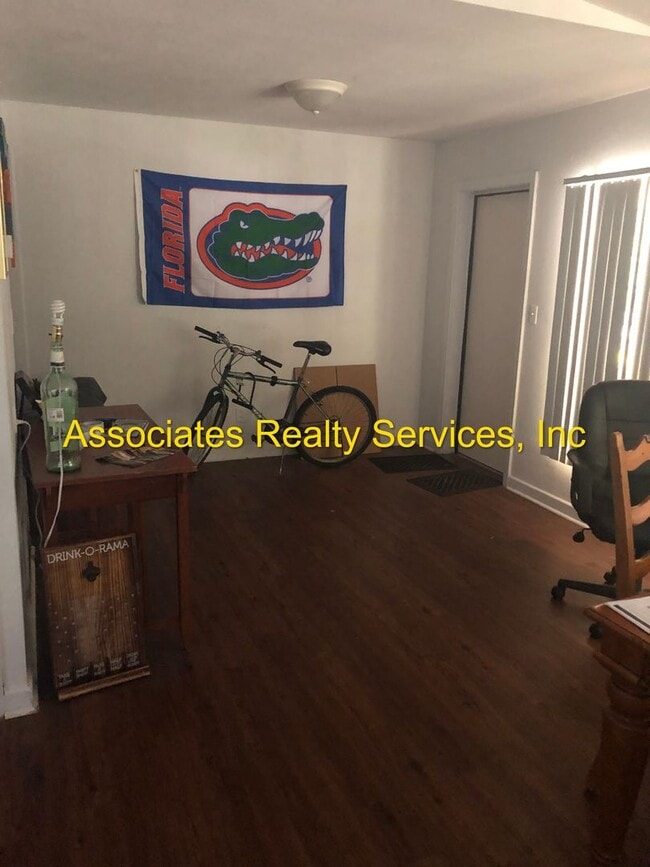 Foto del edificio - Four Bedroom, 2 bath 2,241 SF