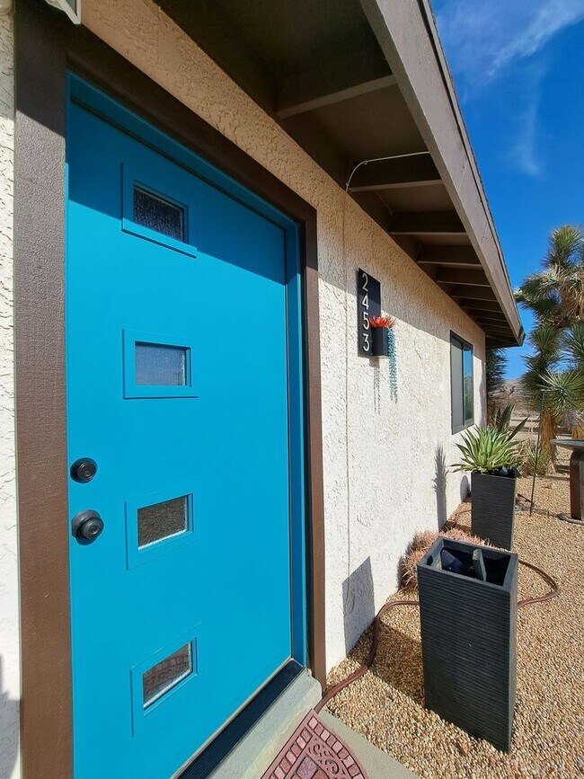 Building Photo - Desert Gem!