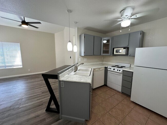 Foto del edificio - Centrally located 2 bedroom condo