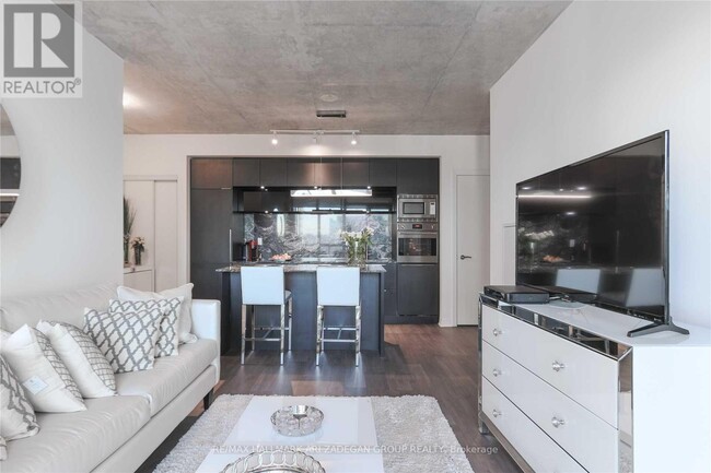 Photo du bâtiment - 88 Blue Jays Way