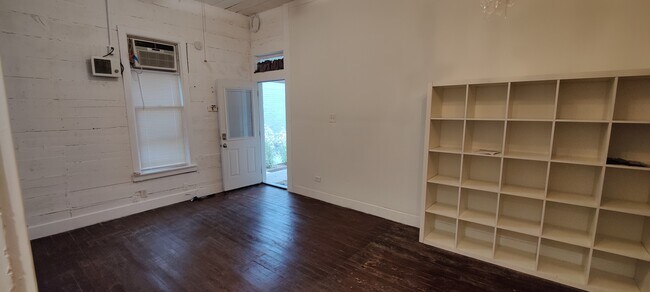 Building Photo - 206 Melba St