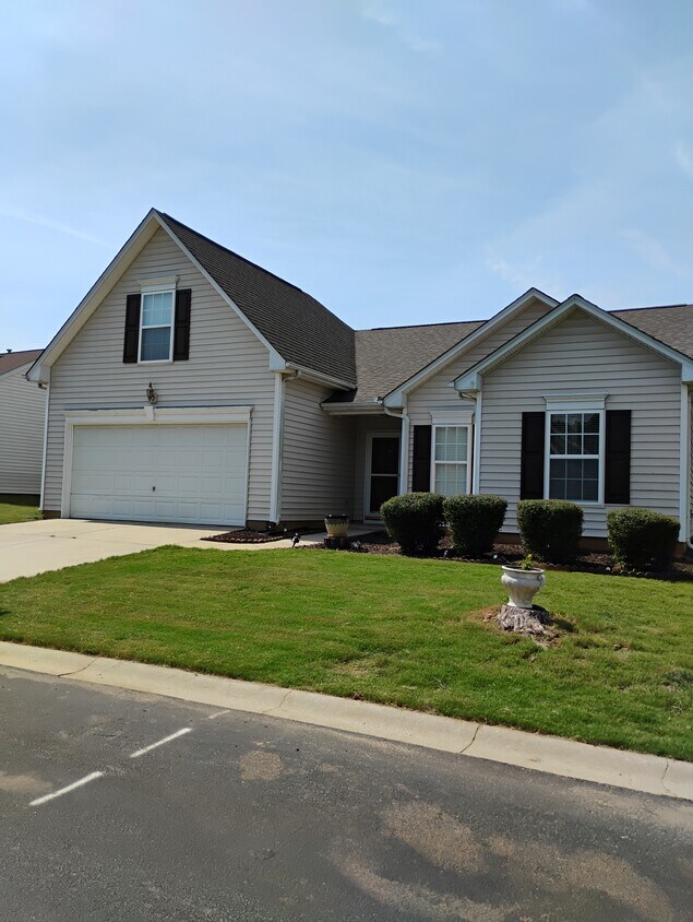 Foto principal - 734 Waterbrook Ln