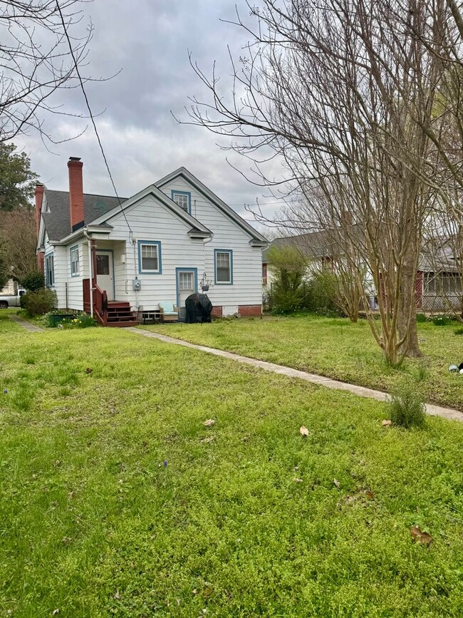 Building Photo - Charming Bungalow!