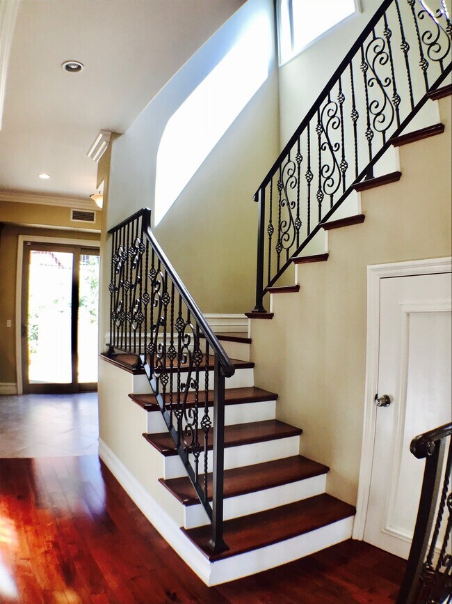 Building Photo - Private Townhouse in the Chatsworth Lake area