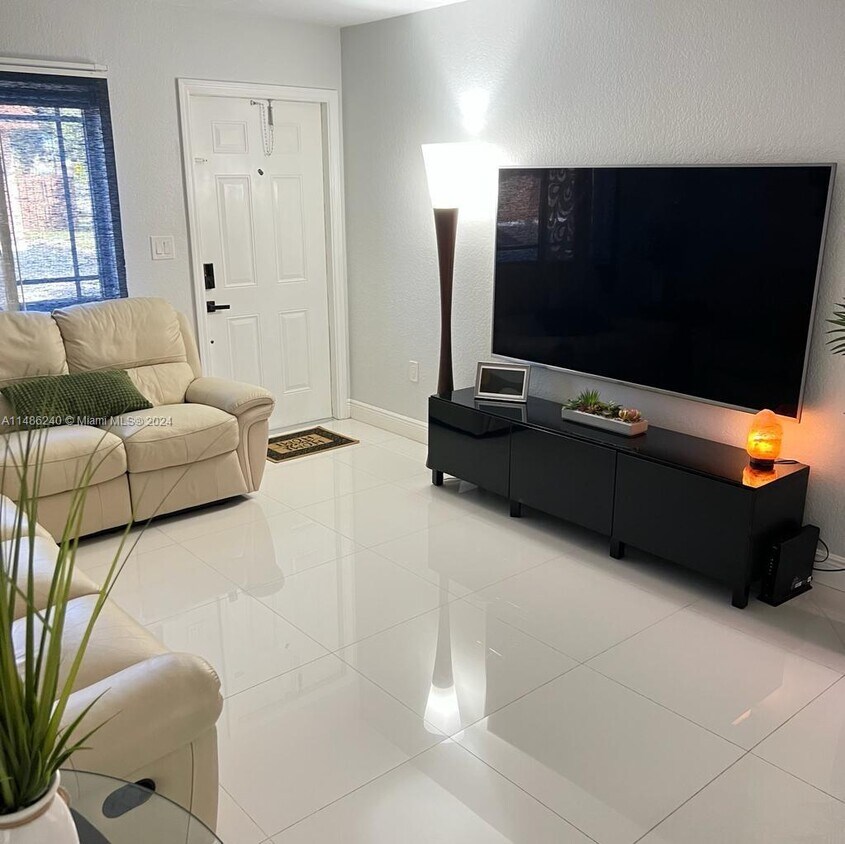 Foto principal - 17348 NW 74th Ave