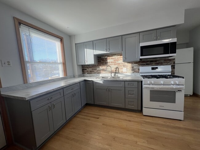 Foto del edificio - 4008 N Leclaire Ave