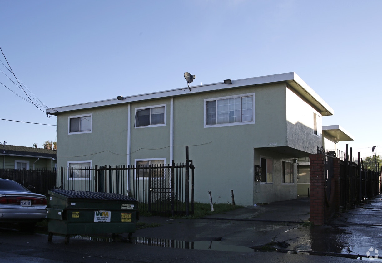 Primary Photo - 9706 Cherry St