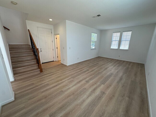 Foto del edificio - Beautiful 4-Bedroom, 2.5 Bathroom Lathrop ...