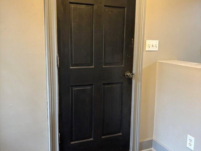 Building Photo - 1562 Linksview Close