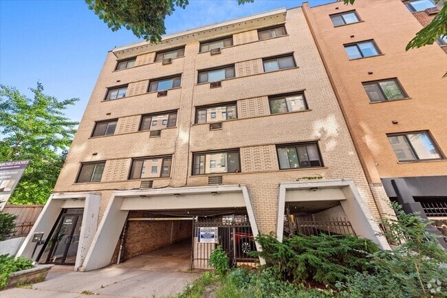 Building Photo - 6211 N Kenmore Ave