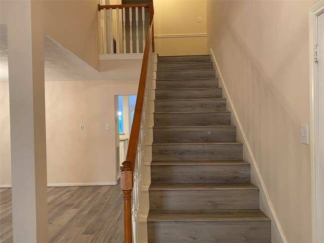 Building Photo - 215 W New Meadows Dr