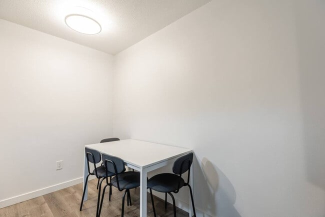 Building Photo - 254 E 12th Ave