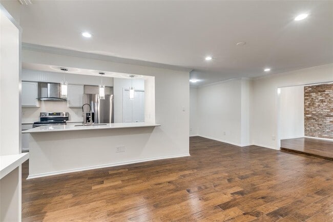 Building Photo - 357 N Post Oak Ln