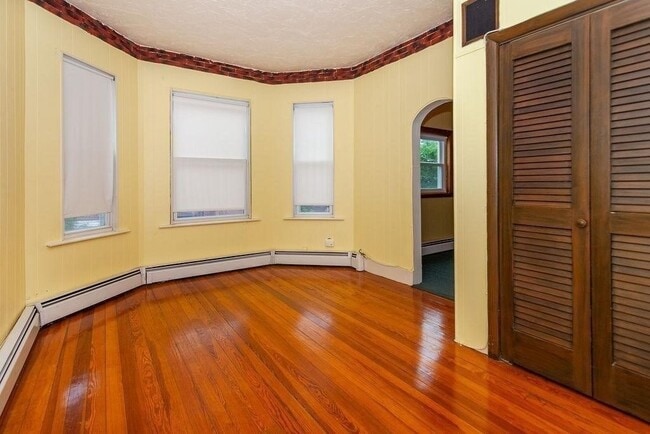 Building Photo - 137 Saratoga St