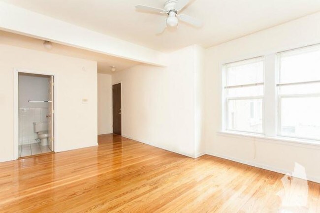 Building Photo - 2 bedroom in Chicago IL 60657