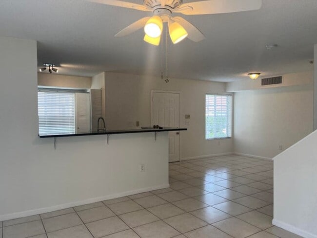 Foto del edificio - 1733 Village Blvd