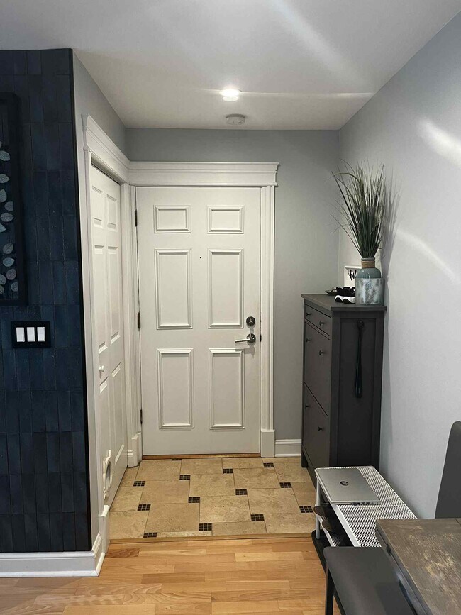 Foto del edificio - 1354 E Washington St