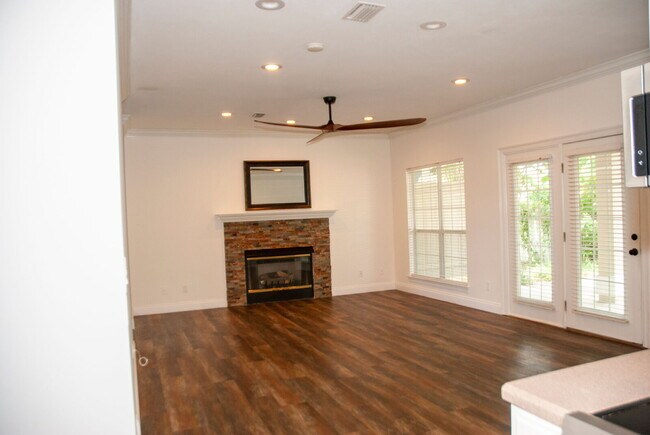 Building Photo - Luxury 3 bedroom 3.5 bath home in GATED community with BOAT SLIP!