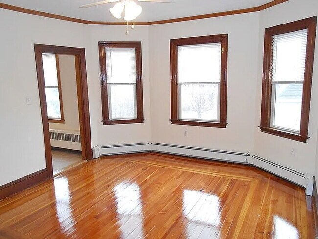 Foto del edificio - Spacious 3 Bedroom, 1 bath in prime Quincy location!