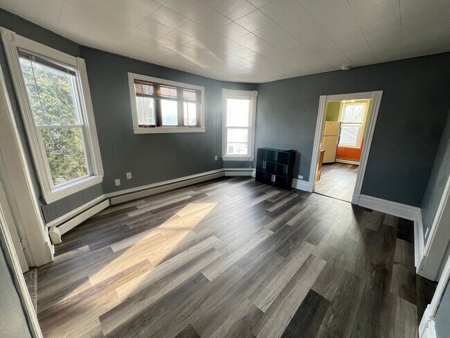 Building Photo - AVAILABLE JUNE - Billings Park Upper Duplex