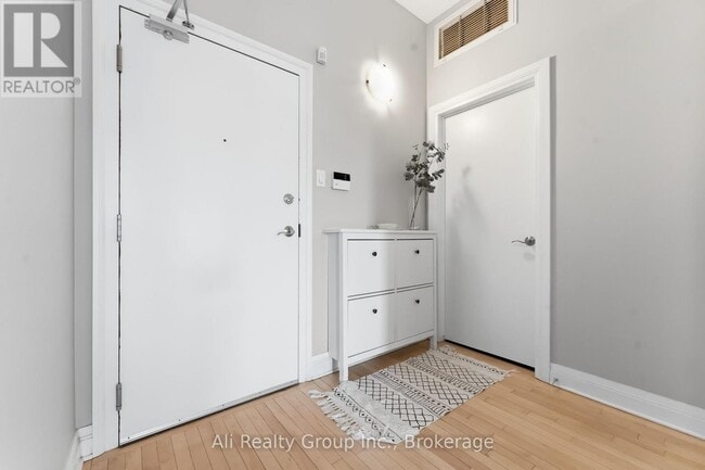 Building Photo - 300 Powell Ave