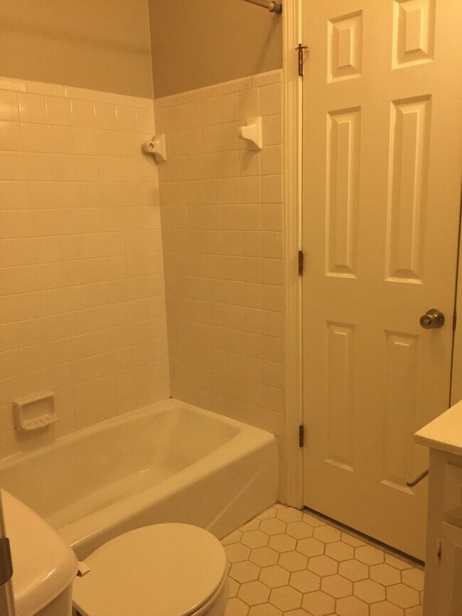 Building Photo - 3/2 Condo in Old East Rome $1,395