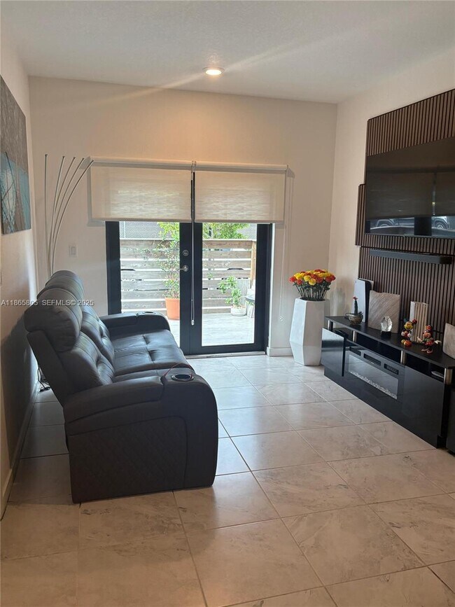 Foto del edificio - 13360 Tropical Ave