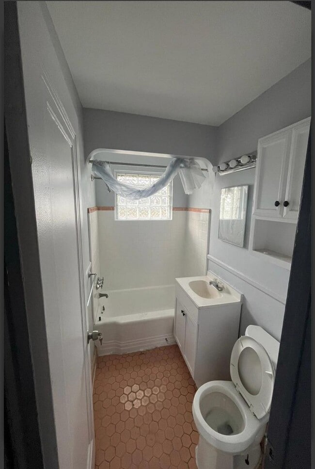 Building Photo - Cute 2 bedroom located on Detroit's East side.