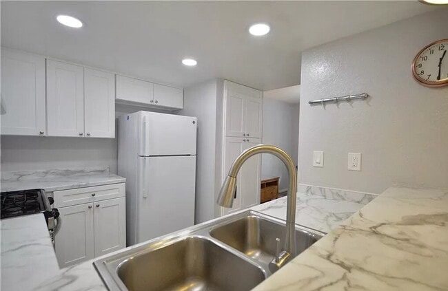 Building Photo - Sophisticated Space Designed for Comfort