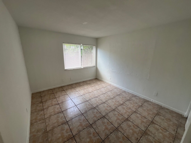 Building Photo - 717 NE 10th Ave