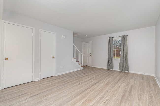 Foto del edificio - Beautifully Maintained 2-Bedroom Townhome in Desirable Cary Location