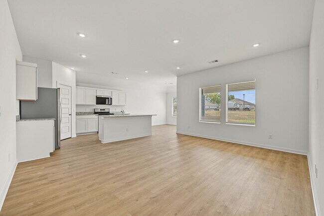 Building Photo - 560 Riggs St