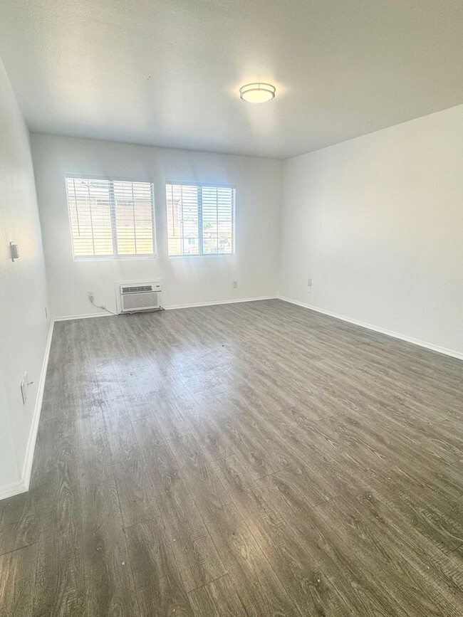 Foto del edificio - 7230-32 TUJUNGA AVE,