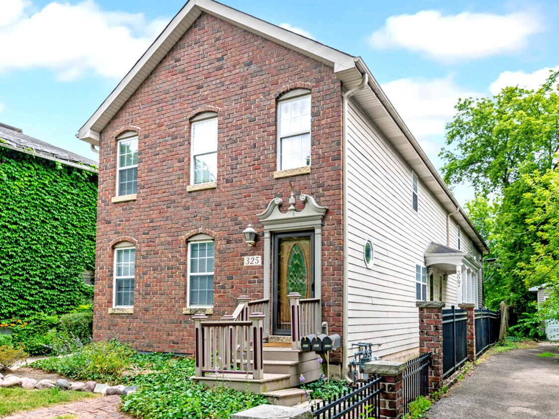 327 Loomis St, Naperville, IL 60540 Townhome Rentals in Naperville IL