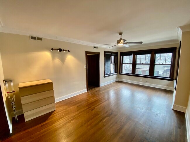 Foto del edificio - 3300 N Albany Ave
