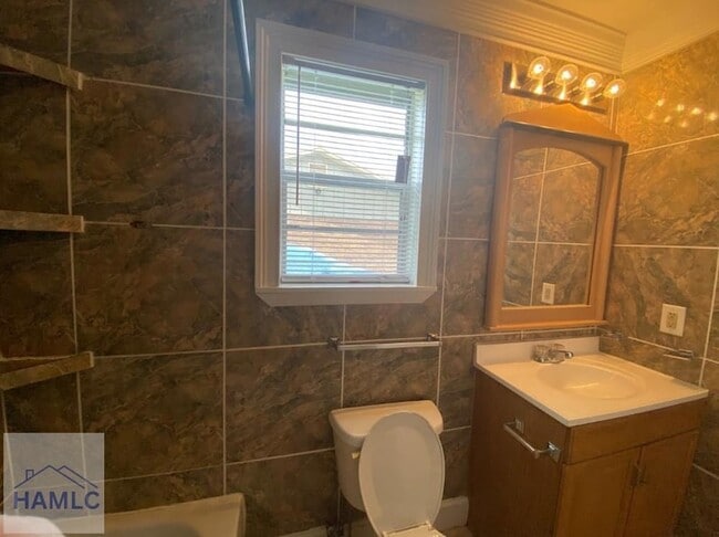 Building Photo - 137 Deerwood Ct