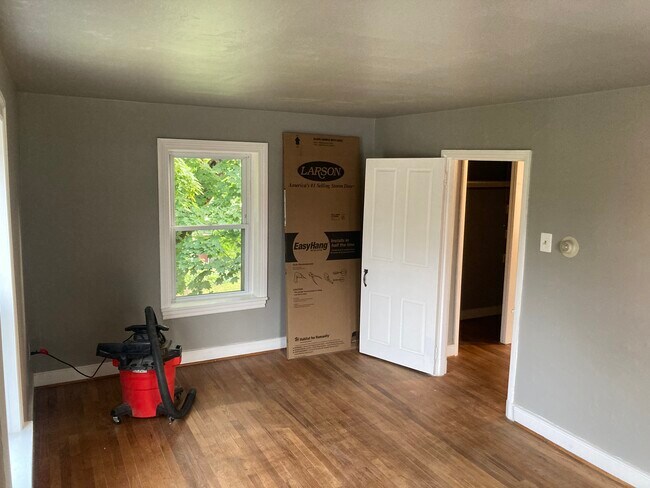 Back Bedroom - 2408 E High St