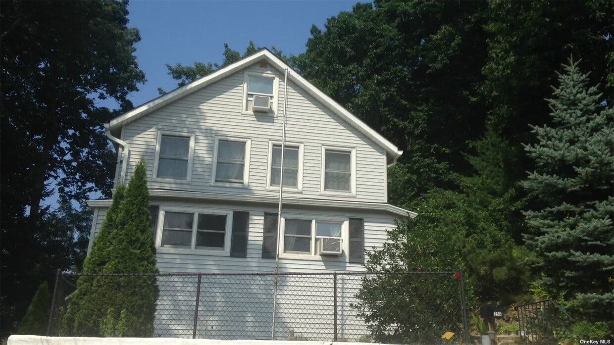 25 Pine Dr Unit 1, Oyster Bay, NY 11771 Room for Rent in Oyster Bay